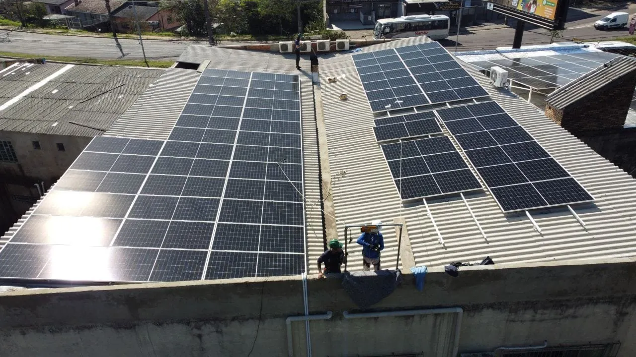 Telhado da Escorpion Uniformes com painéis solares instalados