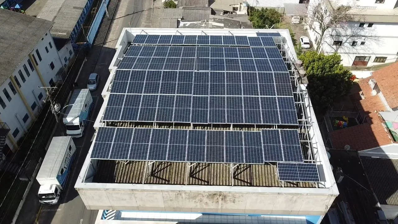 Vista aérea do telhado do Hotel Turani coberto de painéis solares