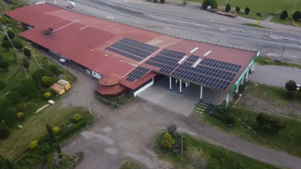 Vista aérea do Parque das Tuias com painéis solares no telhado