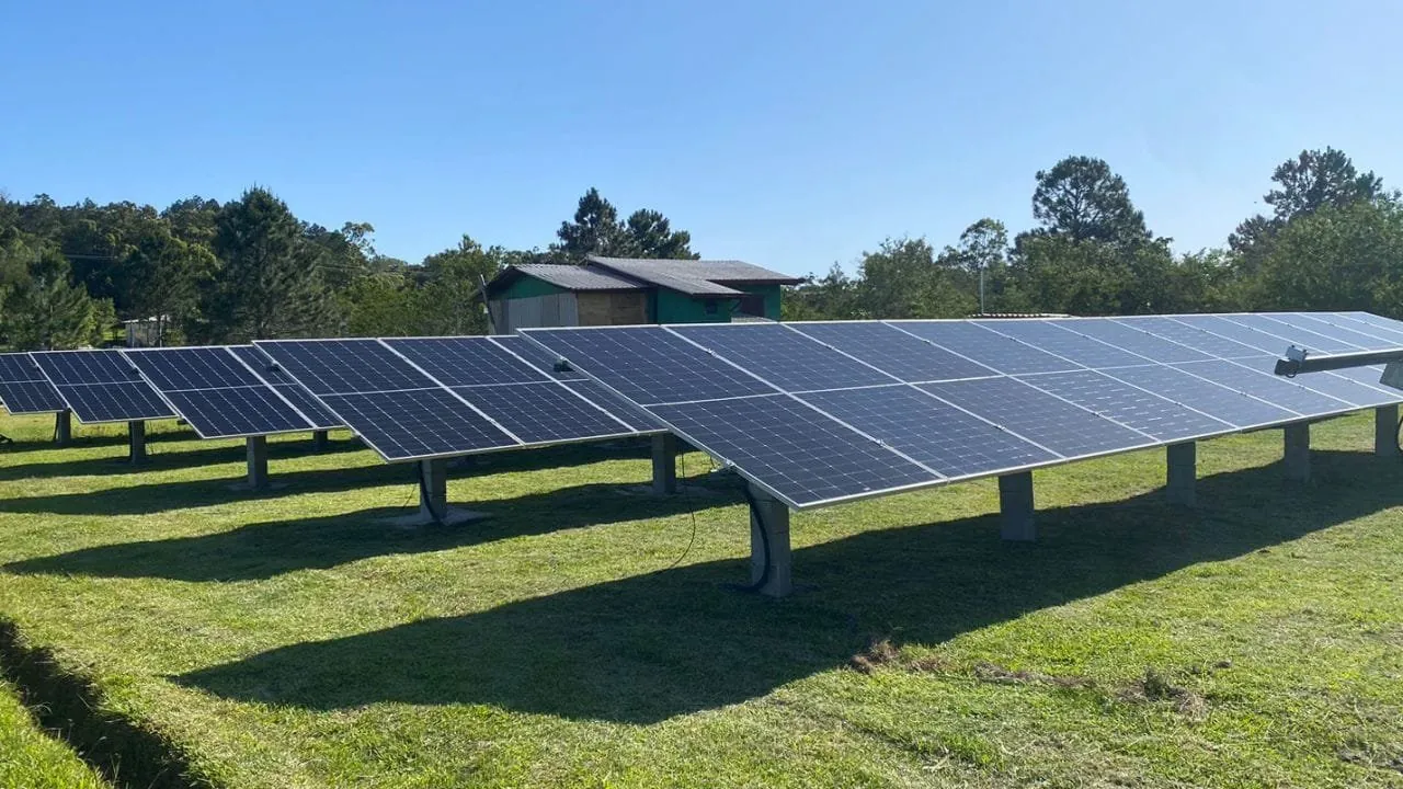 Usina solar em solo com fileiras de painéis fotovoltaicos