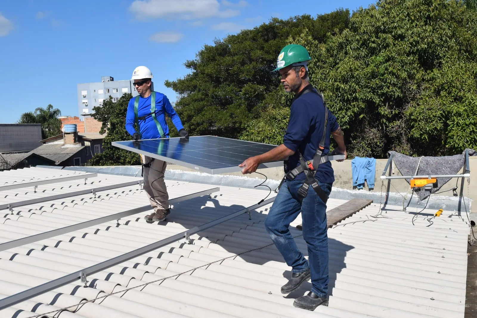 Técnicos da Energy Volt com equipamentos de segurança durante uma instalação