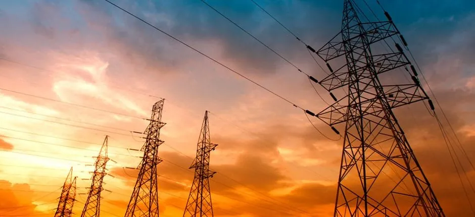 Torres de transmissão de energia ao entardecer